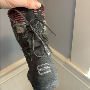 TOM’S Women’s Nepal boots, fleece-liked, grey suede Aztec pattern.
